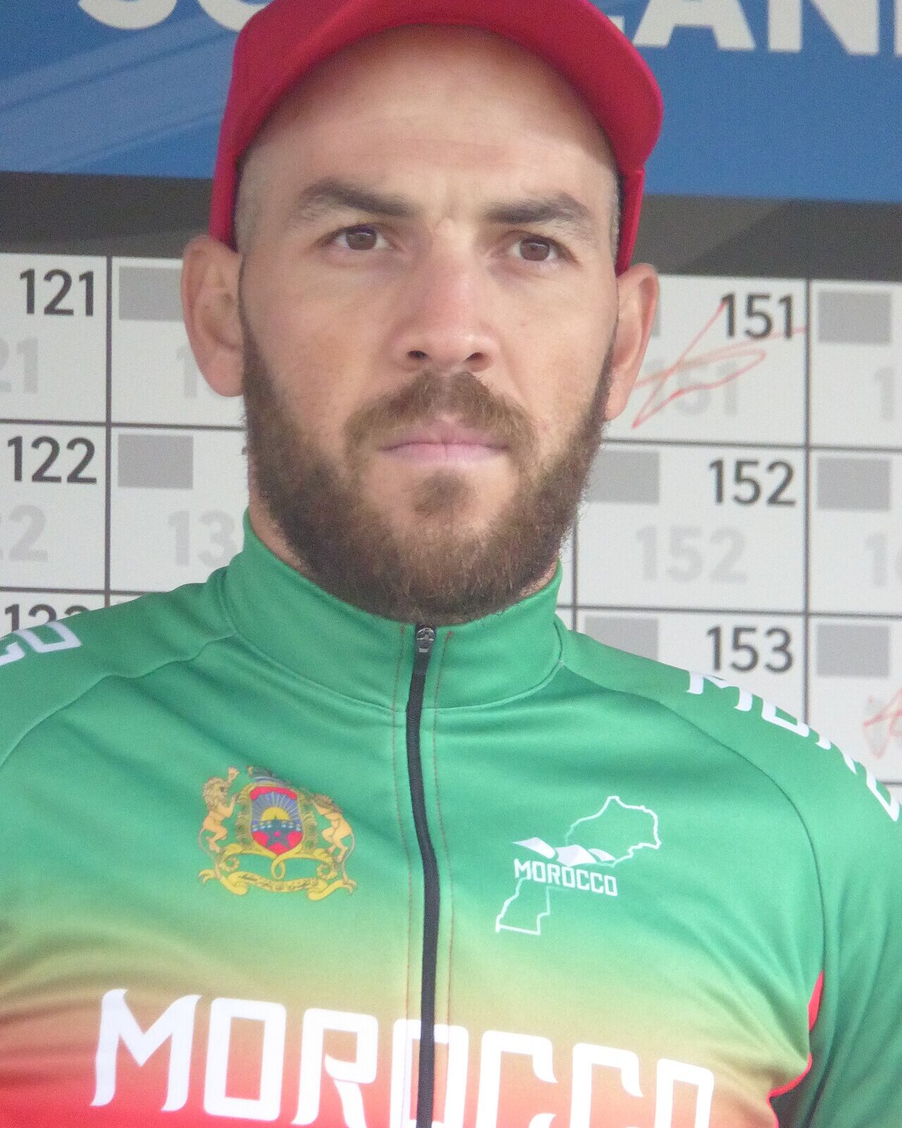Portrait d'Adil El Arbaoui, en maillot de l'équipe du Maroc