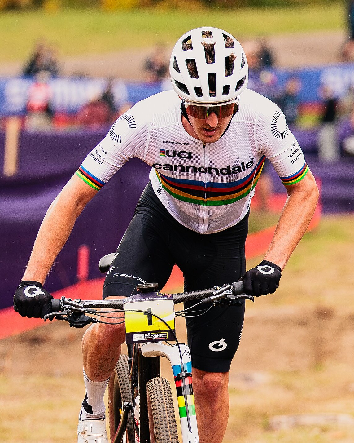 Alan Hatherly en VTT, en maillot arc-en-ciel de champion du monde