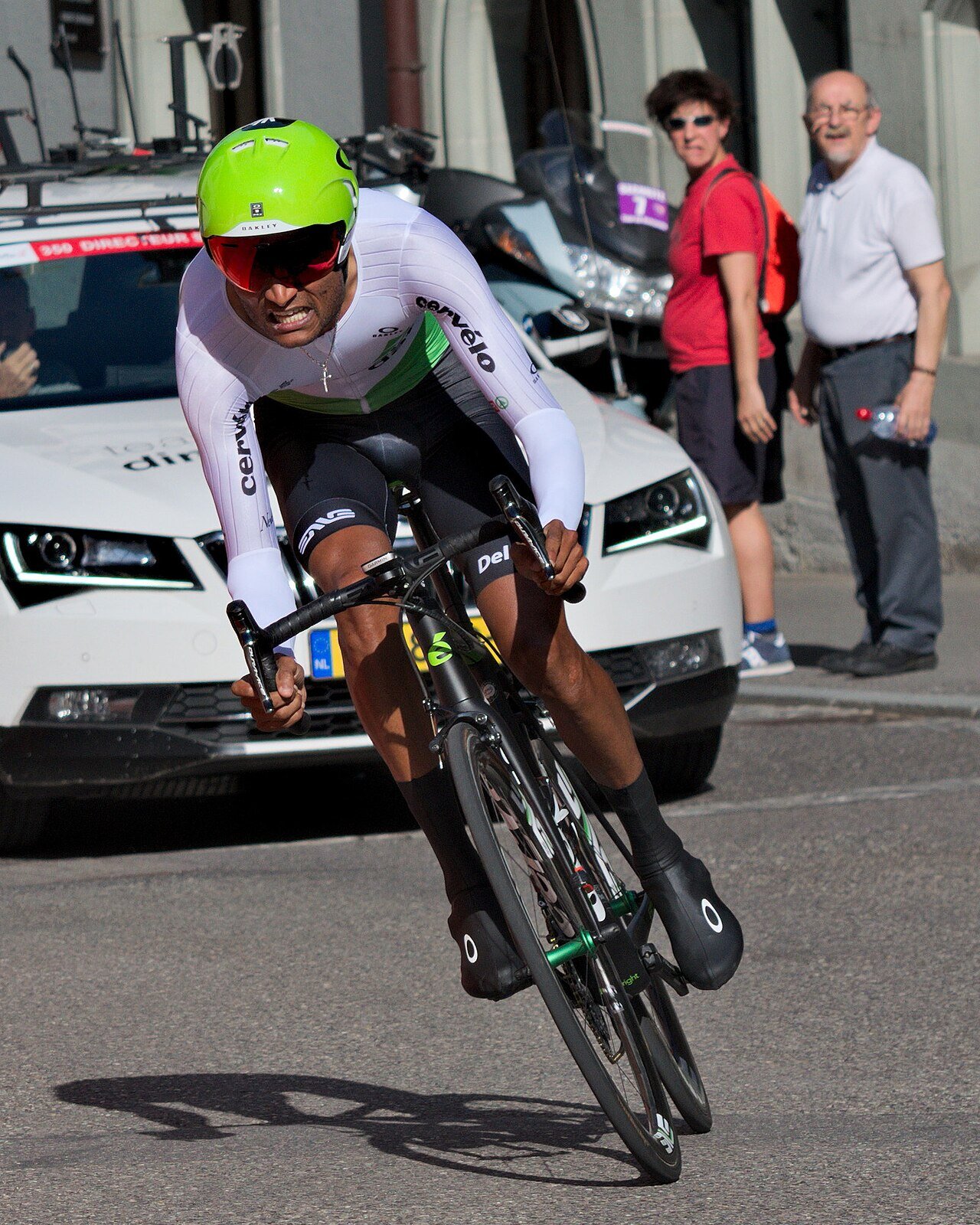 Amanuel Ghebreigzabhier en plein effort sur son vélo de contre-la-montre