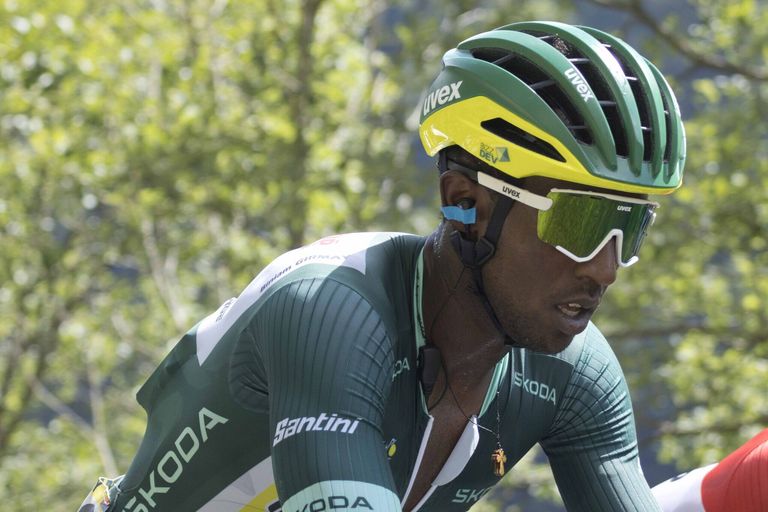 Biniam Girmay en course, vêtu du maillot vert