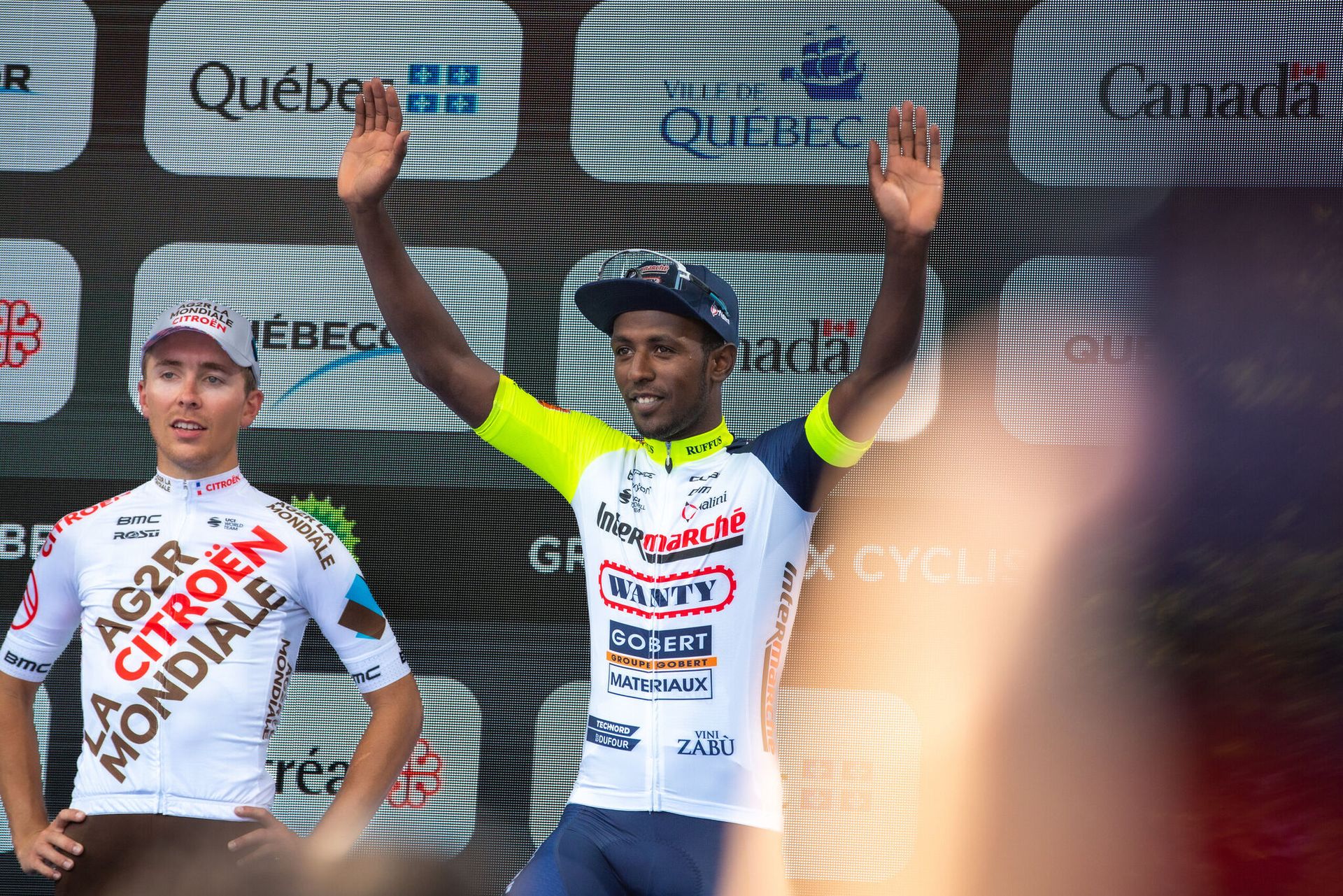 Biniam Girmay lève les bras sur le podium