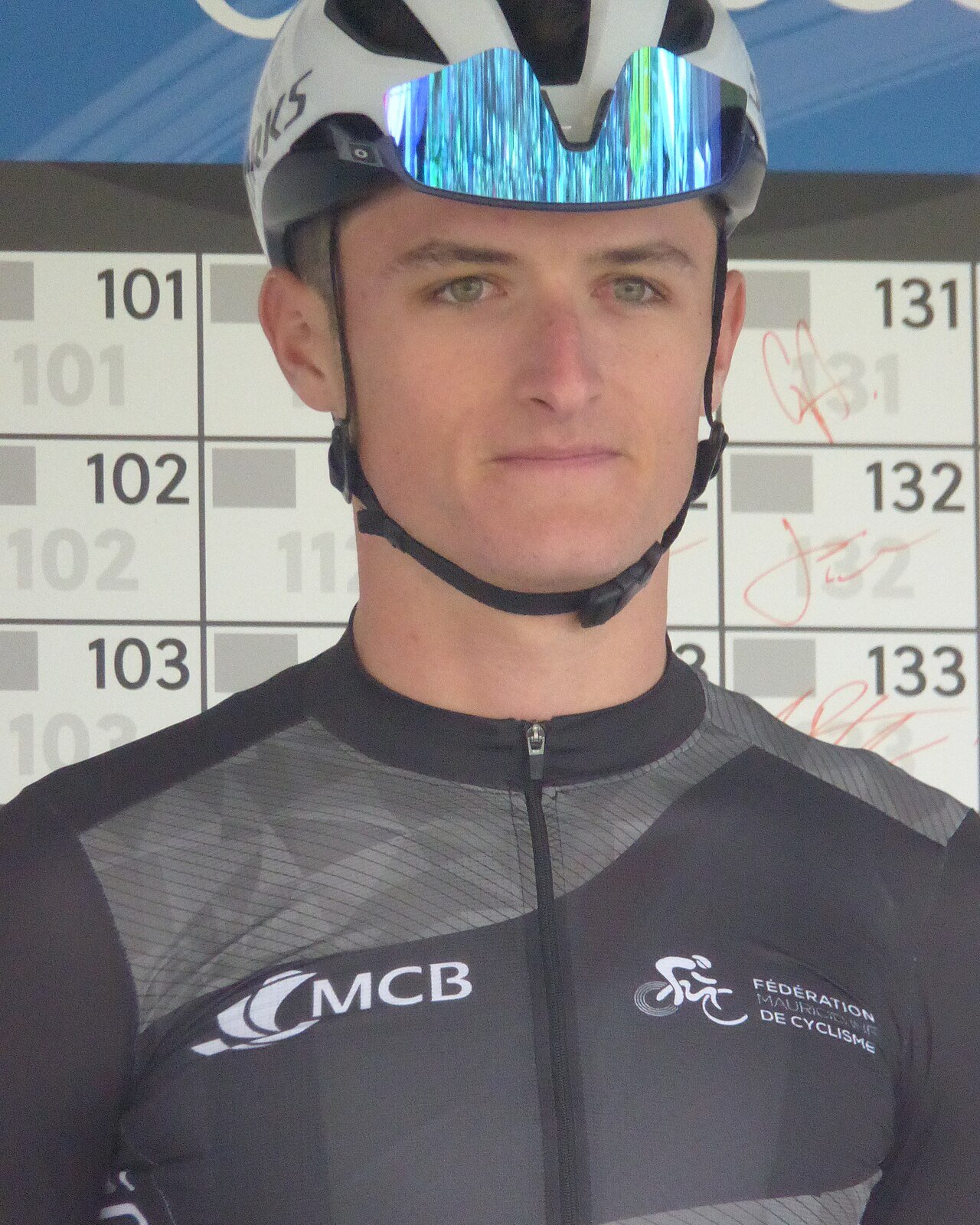 Portrait de Christopher Rougier-Lagane, casque blanc, en maillot de l'équipe de Maurice