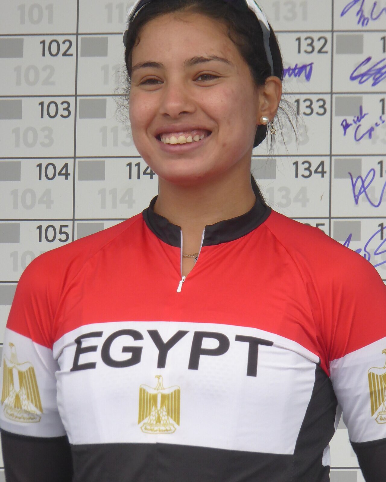 Portrait souriant d'Ebtissam Zayed Ahmed, en maillot de l'équipe d'Égypte