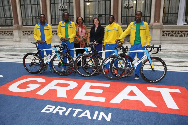 L'équipe nationale du Rwanda pose avec ses vélos