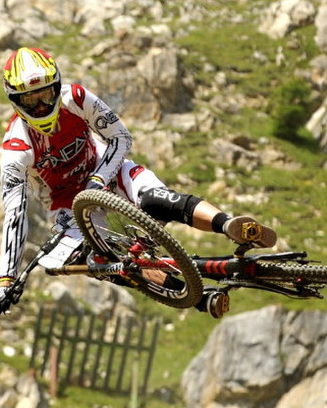 Greg Minnaar en plein saut sur son VTT de descente