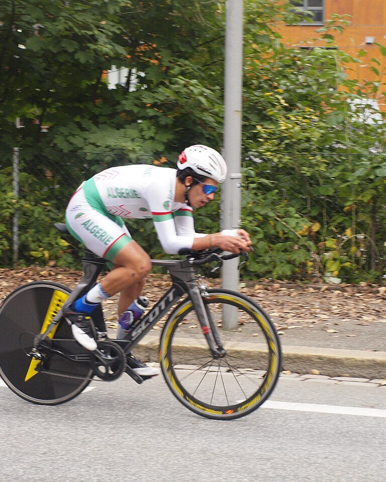 Hamza Mansouri sur son vélo de contre-la-montre, en maillot de l'Algérie
