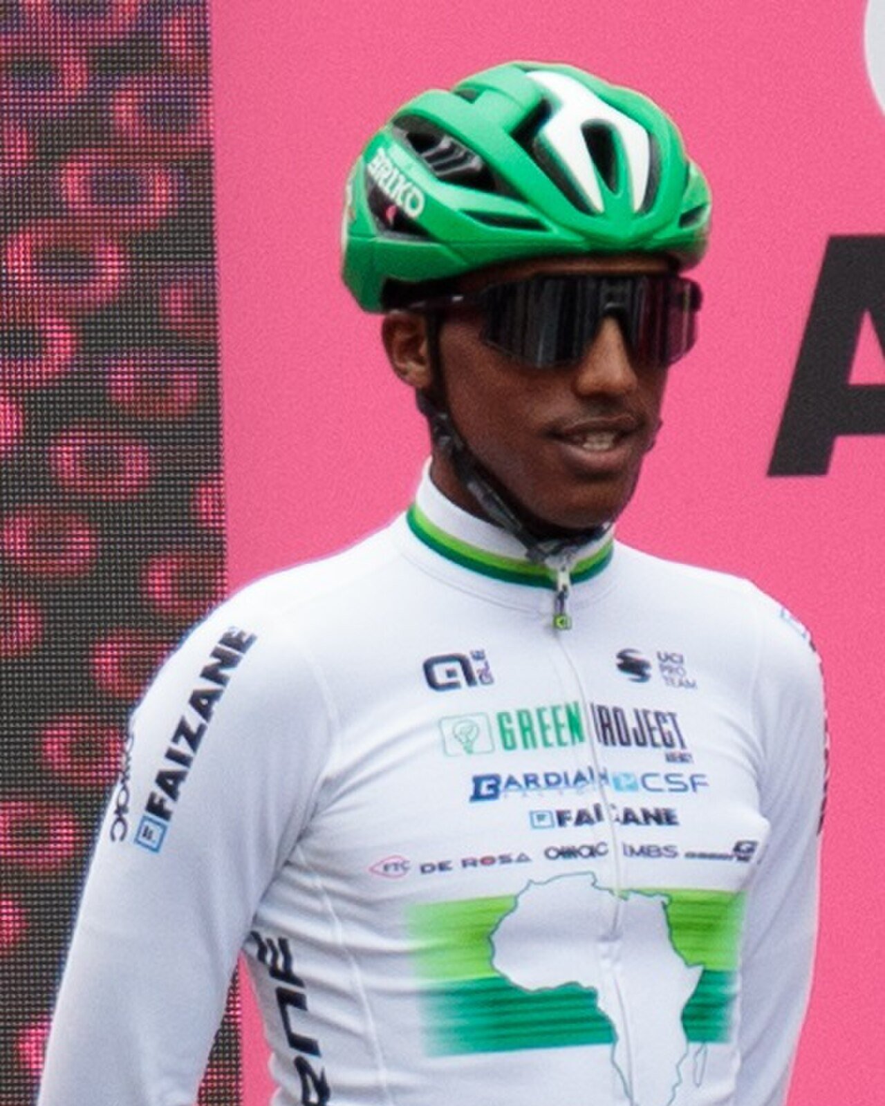 Portrait de Henok Mulubrhan en maillot blanc de champion d'Afrique et casque vert