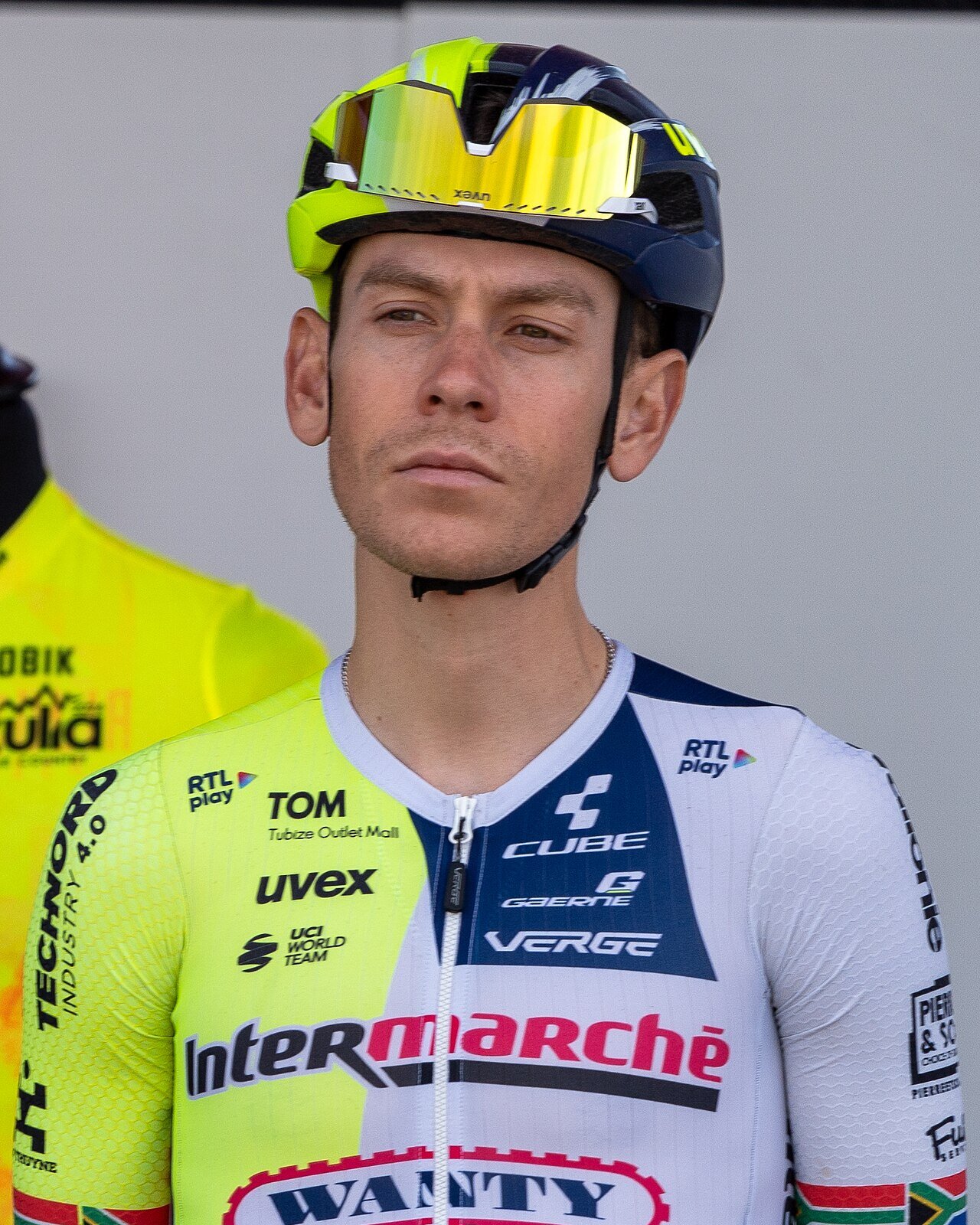 Portrait de Louis Meintjes, casque et lunettes relevées