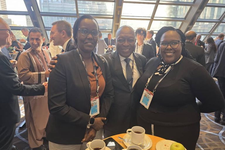 Le président de la CAC entre deux femmes accréditées, lors d'une réception sous une verrière