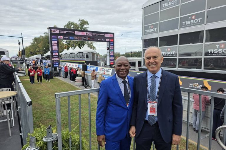 Le président de la CAC et un autre dirigeant devant l'arche d'arrivée des Mondiaux