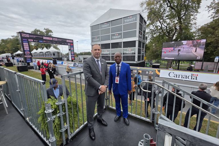 Le président de la CAC et un autre dirigeant dans la zone d'arrivée, devant la tour de chronométrage