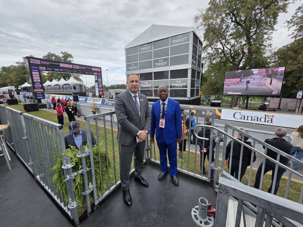 Le président de la CAC et un autre dirigeant dans la zone d'arrivée, devant la tour de chronométrage
