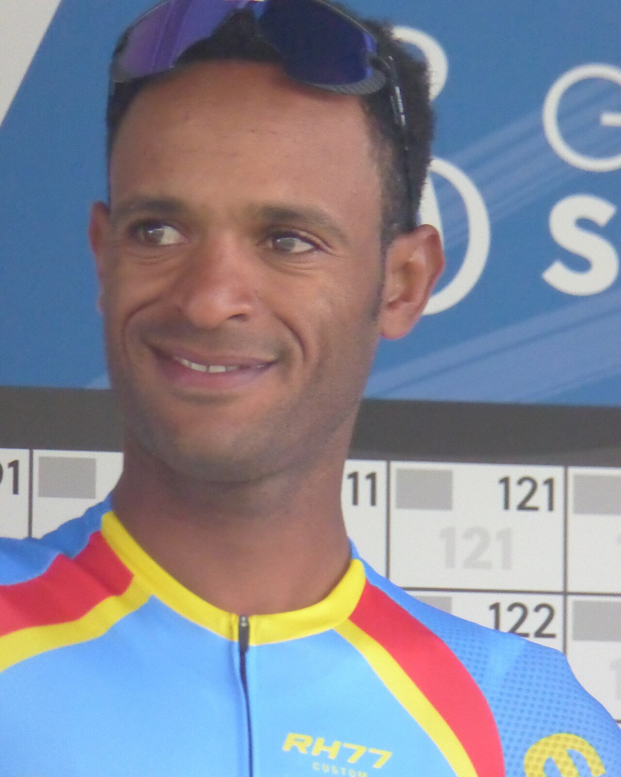 Portrait souriant de Natnael Berhane, en maillot de l'équipe d'Érythrée