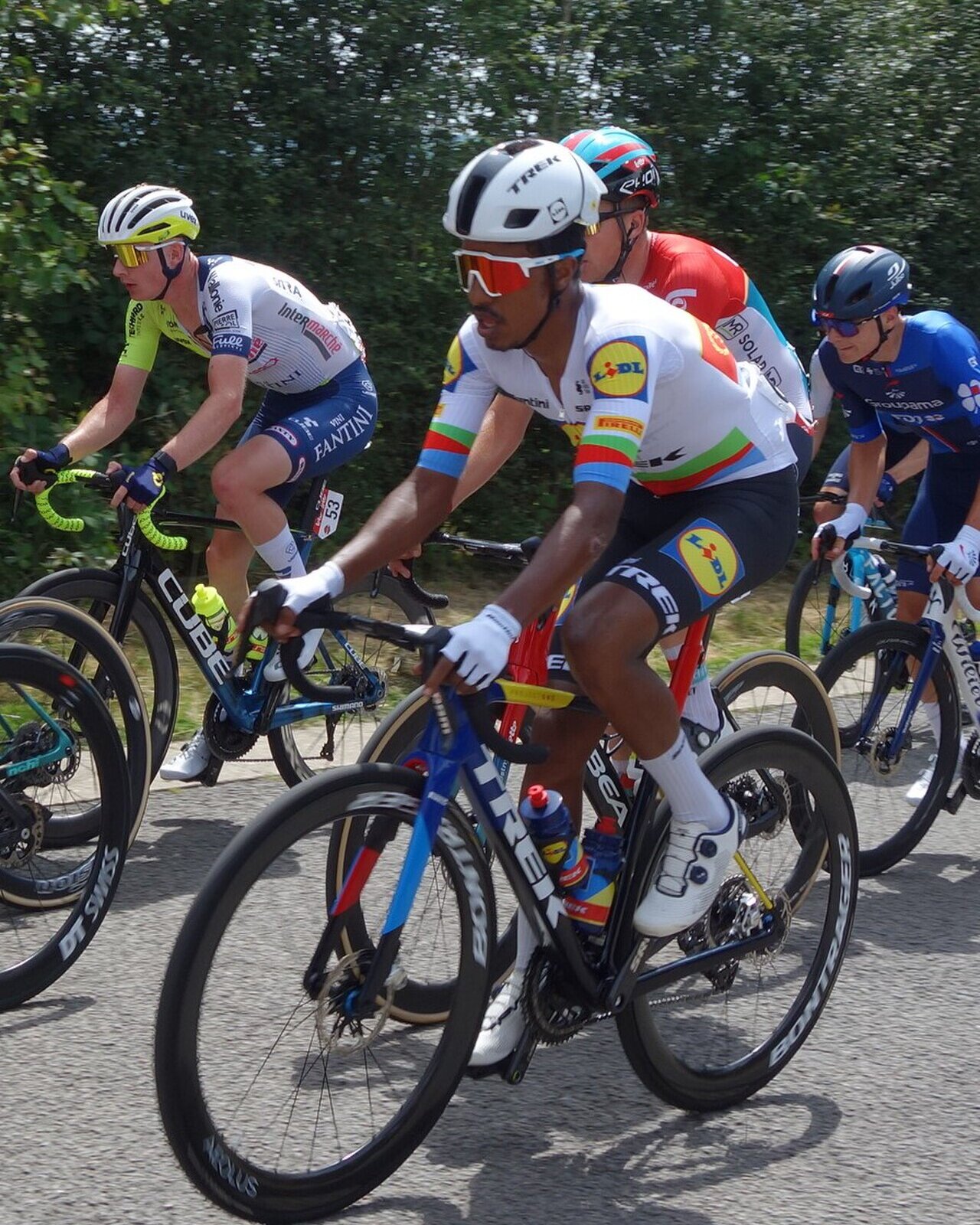 Natnael Tesfatsion en course, en tête d'un groupe de coureurs