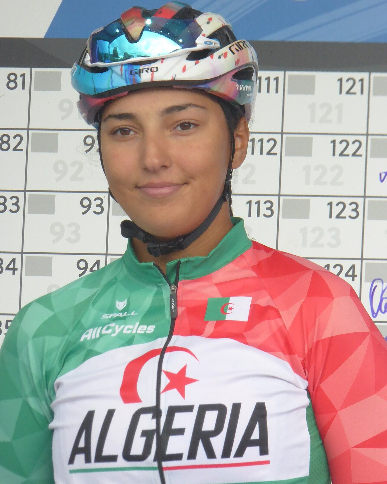 Portrait de Nesrine Houili, en maillot de l'équipe d'Algérie