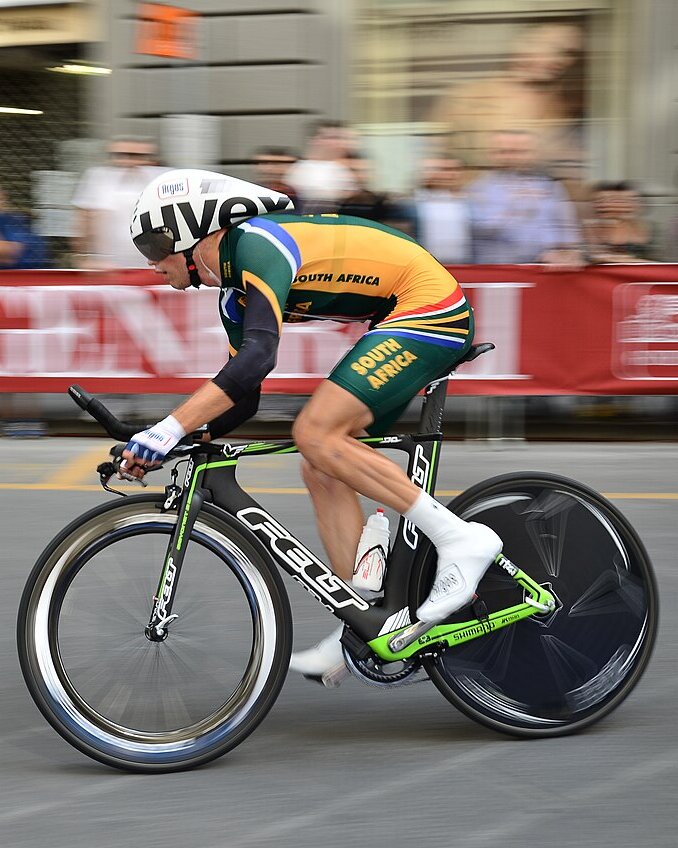 Reinardt Janse van Rensburg penché sur son vélo de contre-la-montre