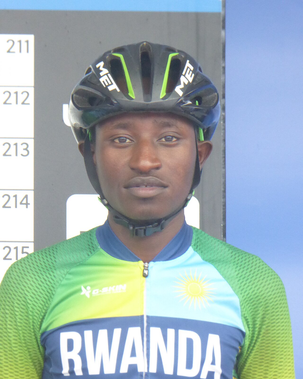 Portrait de Samuel Niyonkuru, casque noir, en maillot de l'équipe du Rwanda