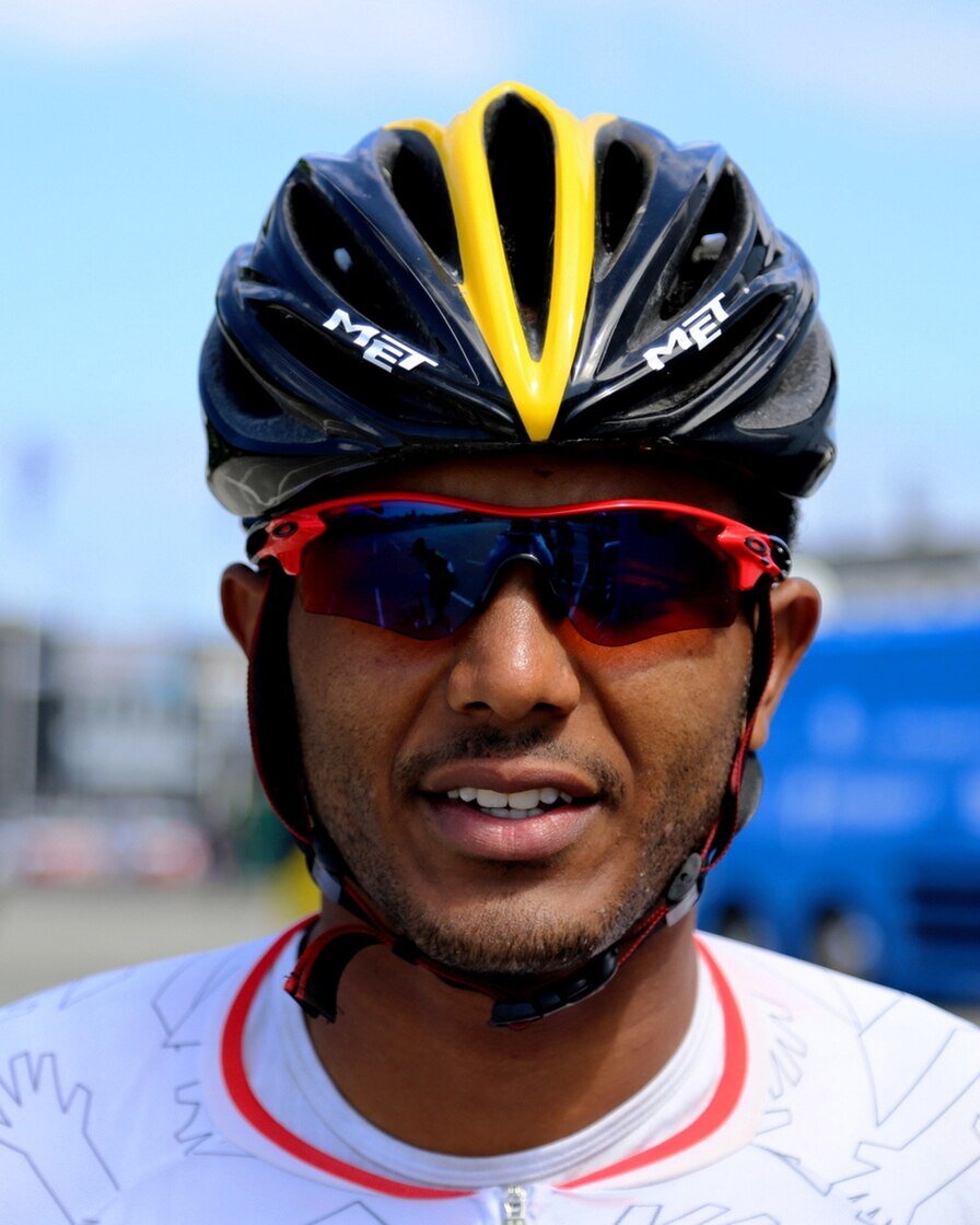Portrait de Tsgabu Grmay, casque et lunettes de soleil