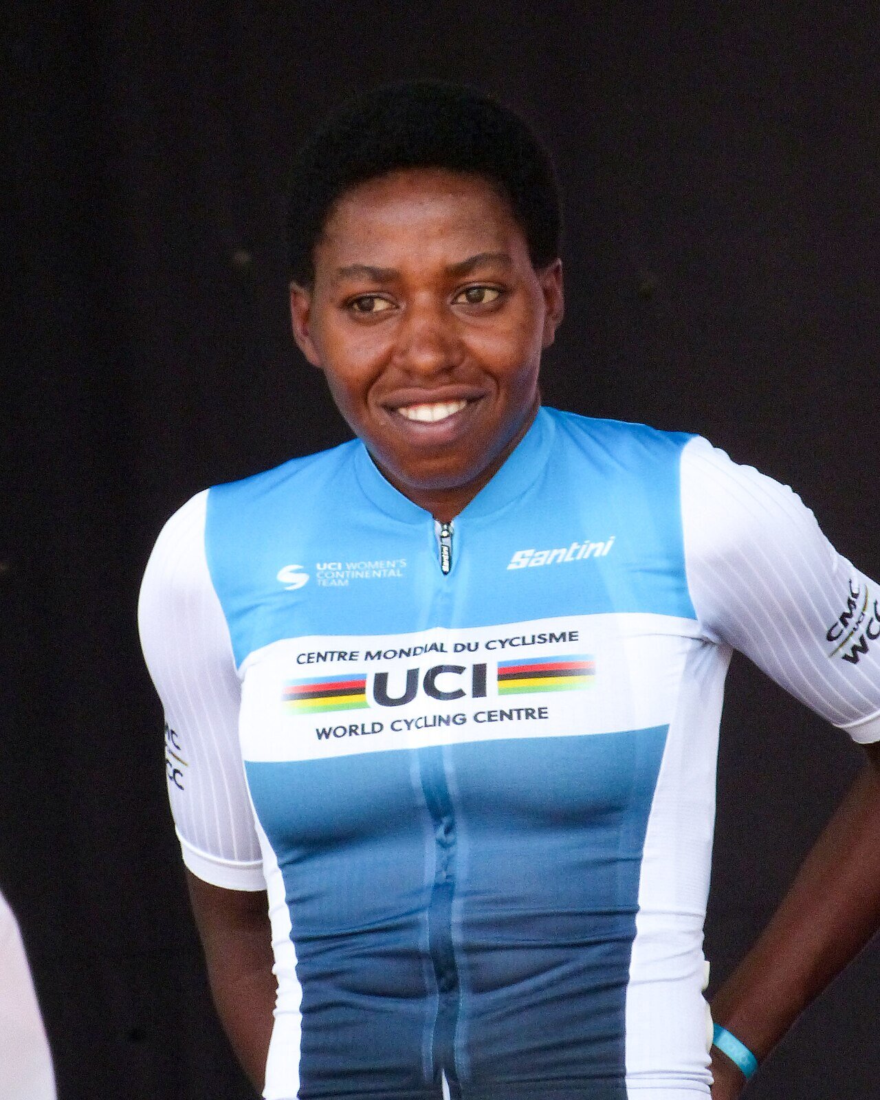 Portrait souriant de Valentine Nzayisenga, en maillot du Centre mondial du cyclisme de l'UCI