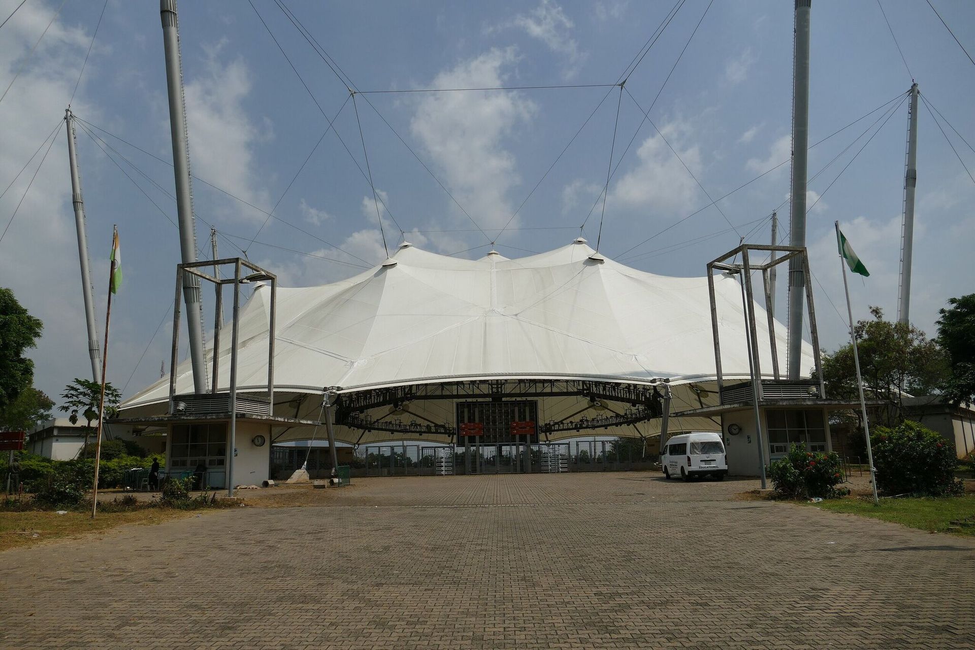 Le vélodrome d'Abuja vu de l'extérieur, sous son toit en toile
