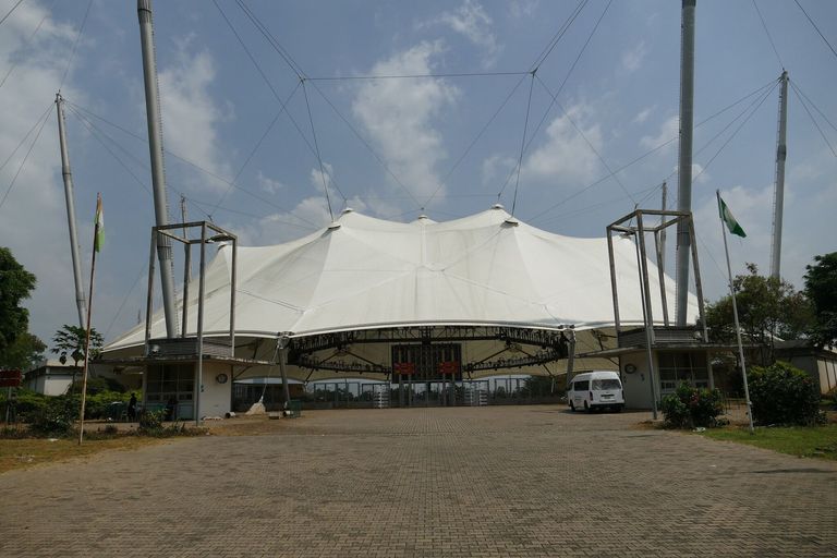 Le vélodrome d'Abuja vu de l'extérieur, sous son toit en toile