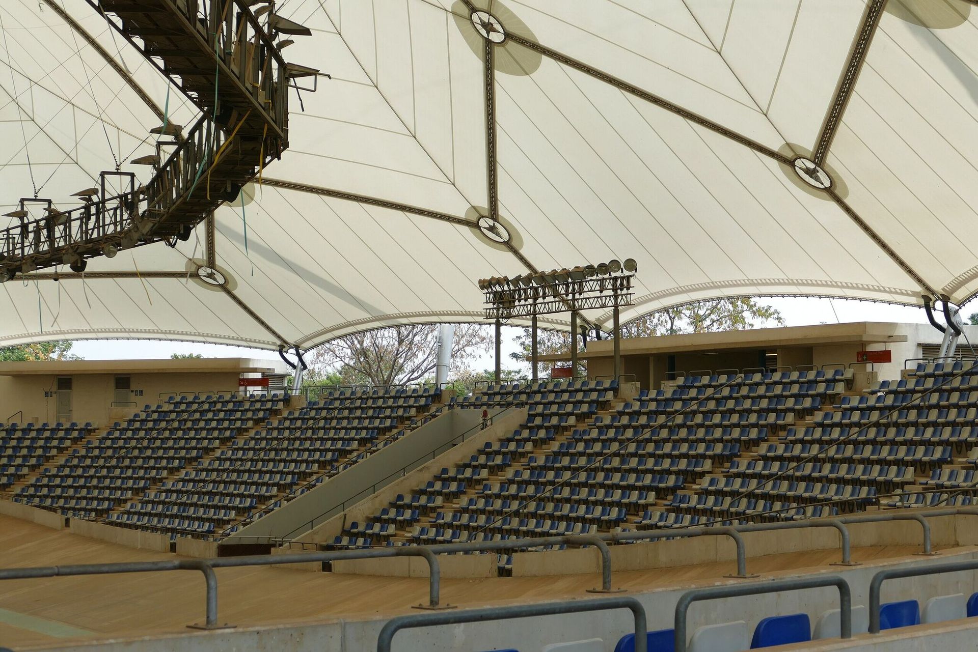 L'intérieur du vélodrome d'Abuja : la piste relevée, les tribunes et le toit en toile